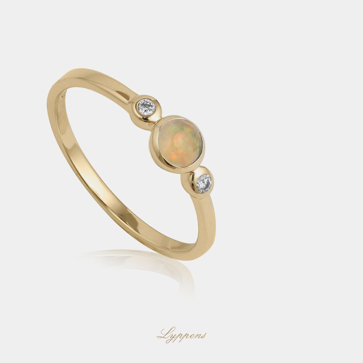 Geelgouden driesteens ring in het midden gezet met een cabochon geslepen opaal en geflankeerd door briljant geslepen diamant.