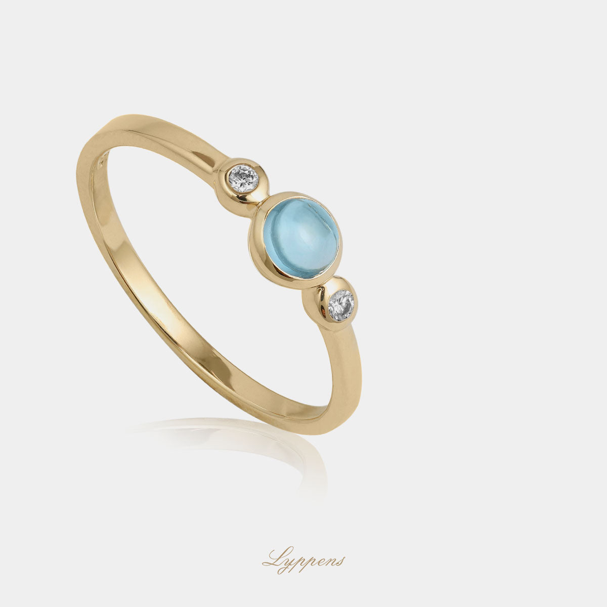 Geelgouden driesteens ring gezet met cabochon geslepen topaas en briljant geslepen diamant.