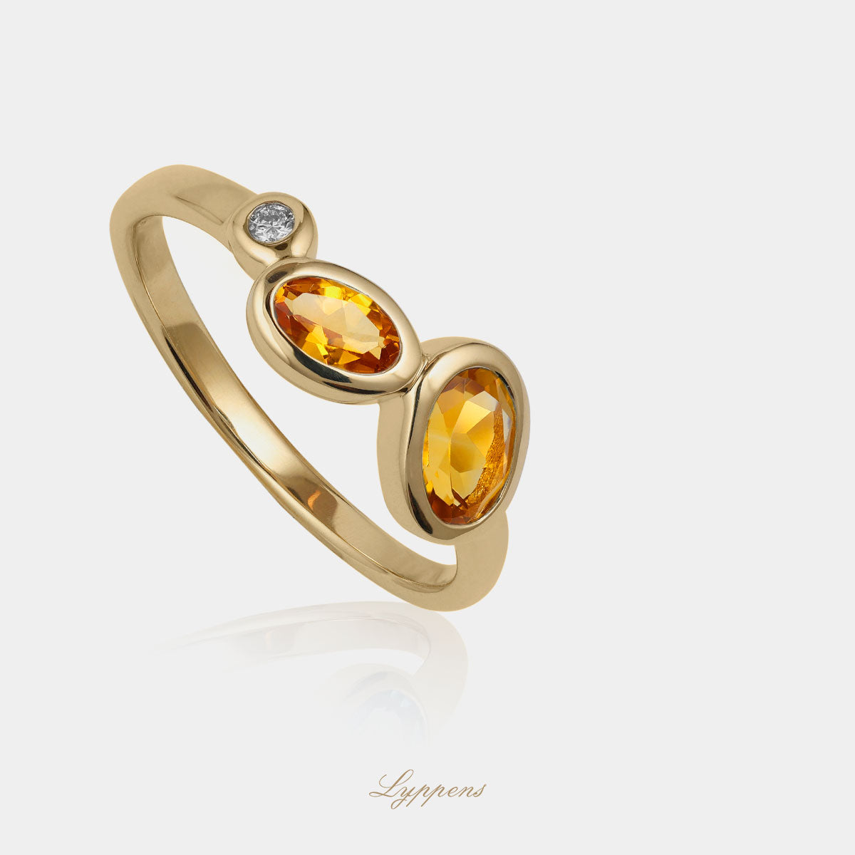 Geelgouden driesteens ring gezet met ovaal gefaceteerde citrien en briljant geslepen diamant.