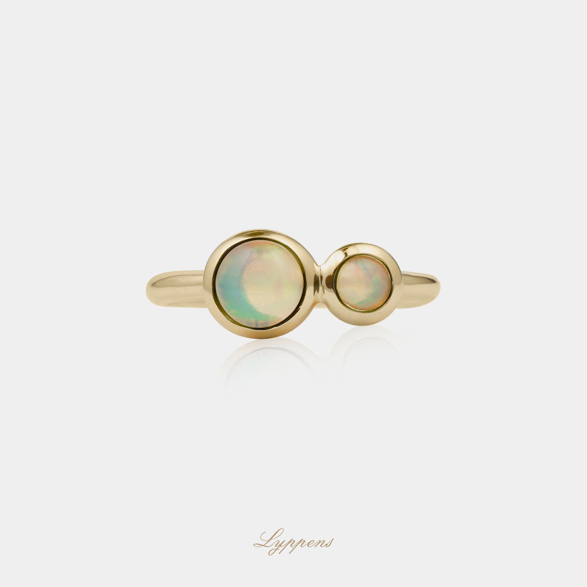 Geelgouden ring gezet met cabochon geslepen opaal.