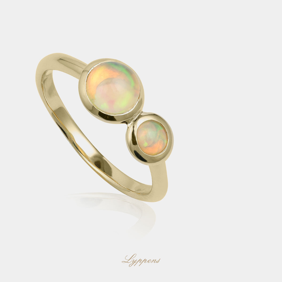 Geelgouden ring gezet met cabochon geslepen opaal.