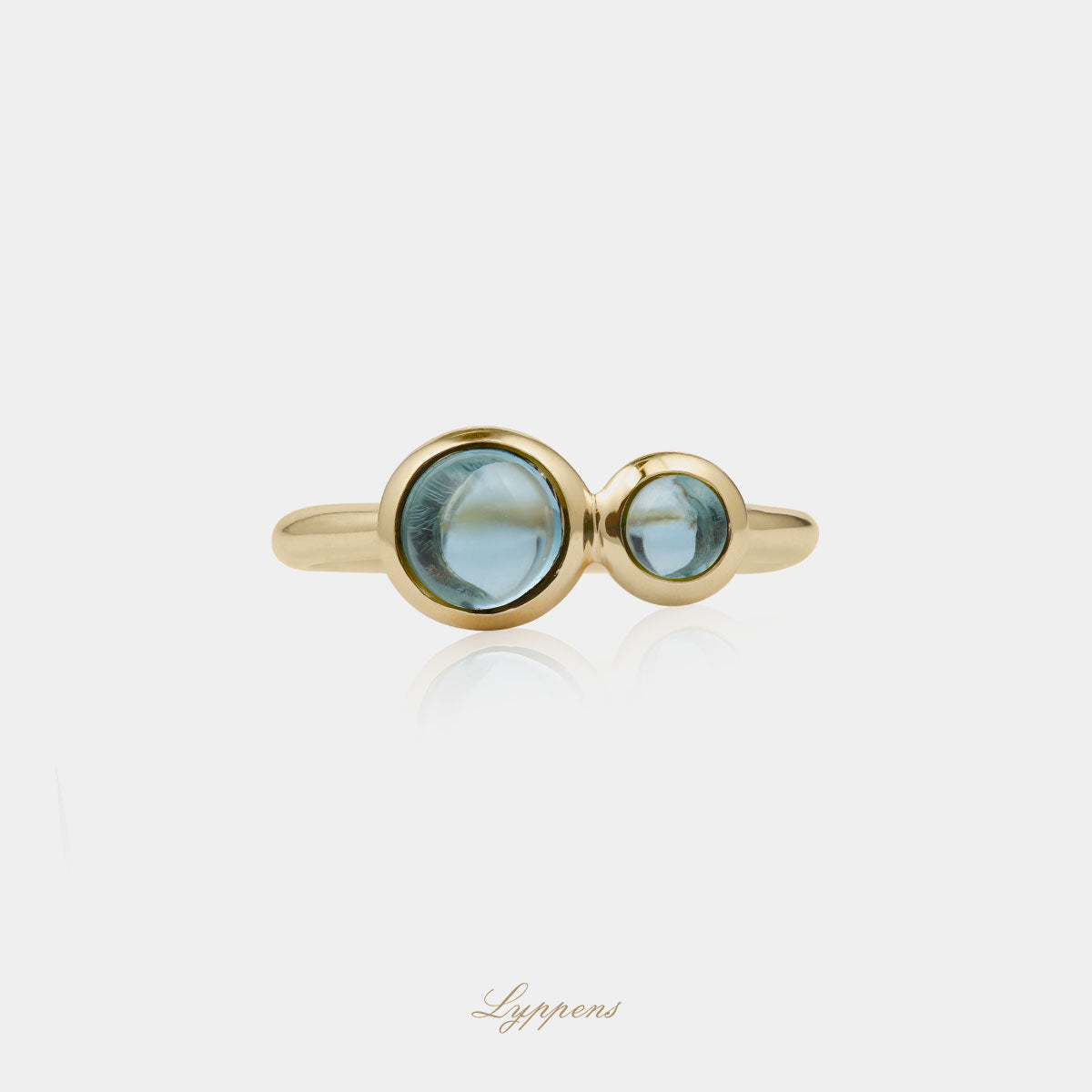 Geelgouden ring gezet met cabochon geslepen topaas in de kleur swiss blue.