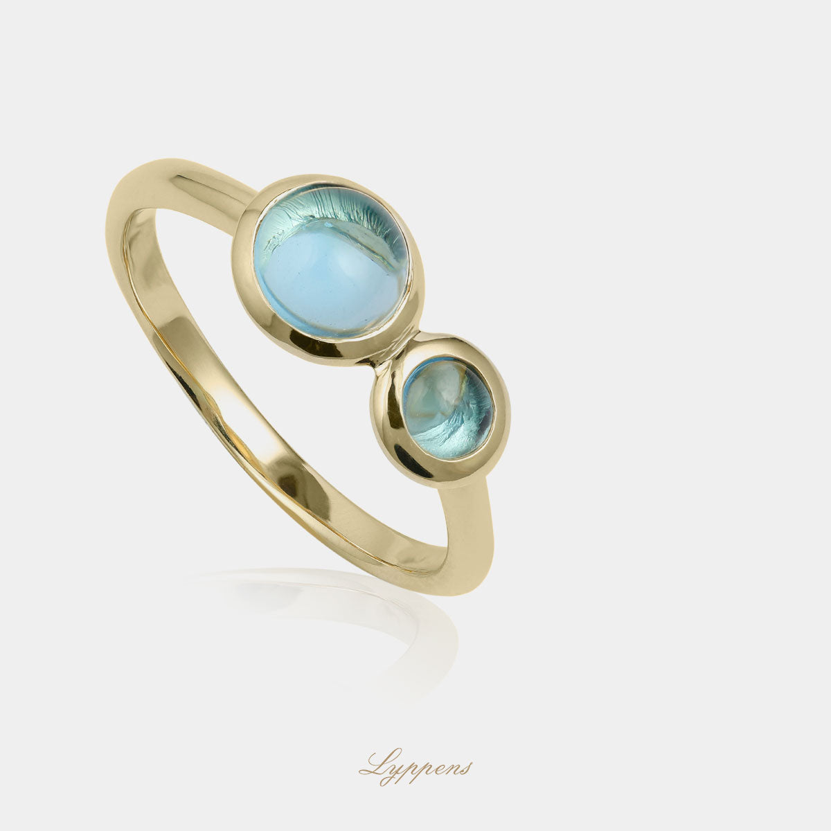 Geelgouden ring gezet met cabochon geslepen topaas in de kleur swiss blue.