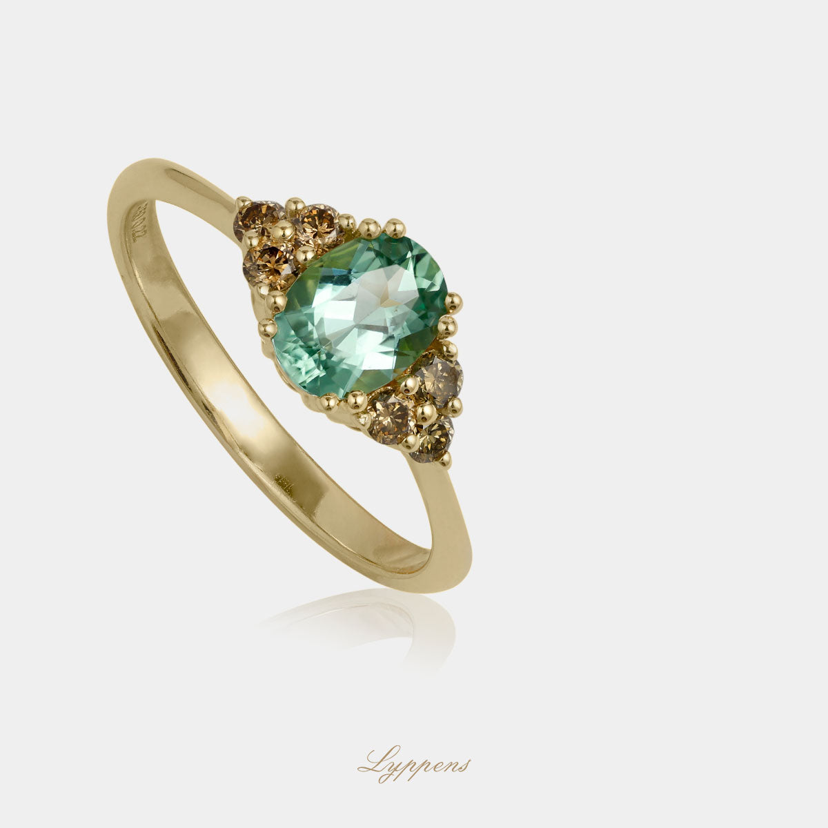 Geelgouden ring in het midden gezet met toermalijn en geflankeerd door briljant geslepen bruine diamant.