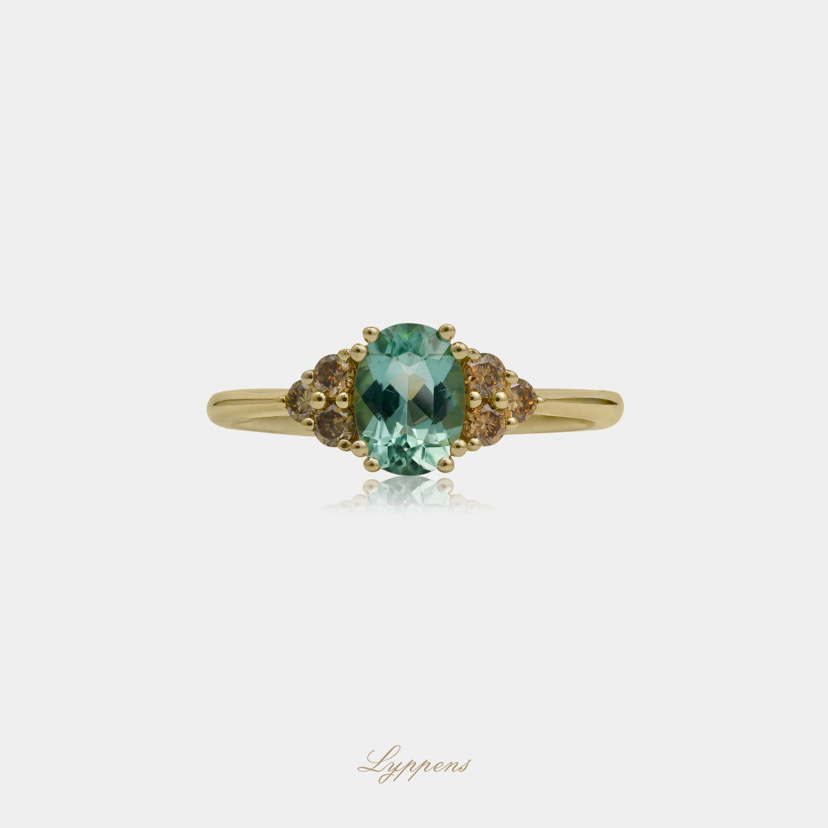 Geelgouden ring in het midden gezet met toermalijn en geflankeerd door briljant geslepen bruine diamant.
