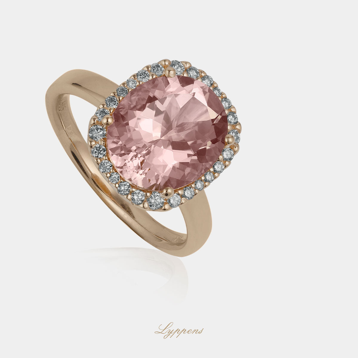 Roségouden entourage ring in het midden gezet met een ovale morganiet en briljant geslepen diamant.