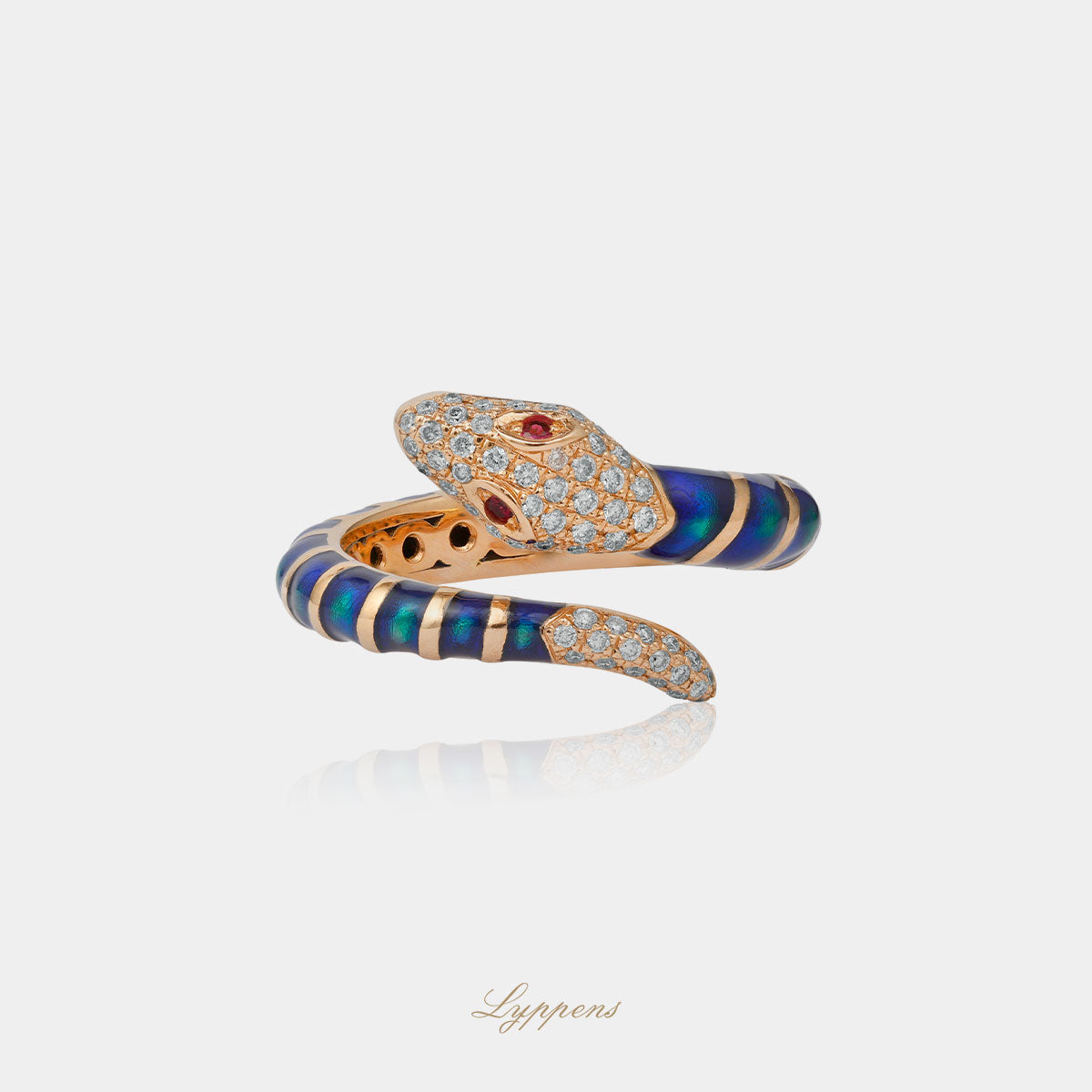Roségouden slang vormige ring gezet met robijn en briljant geslepen diamant en gedecoreerd met blauwe emaille.