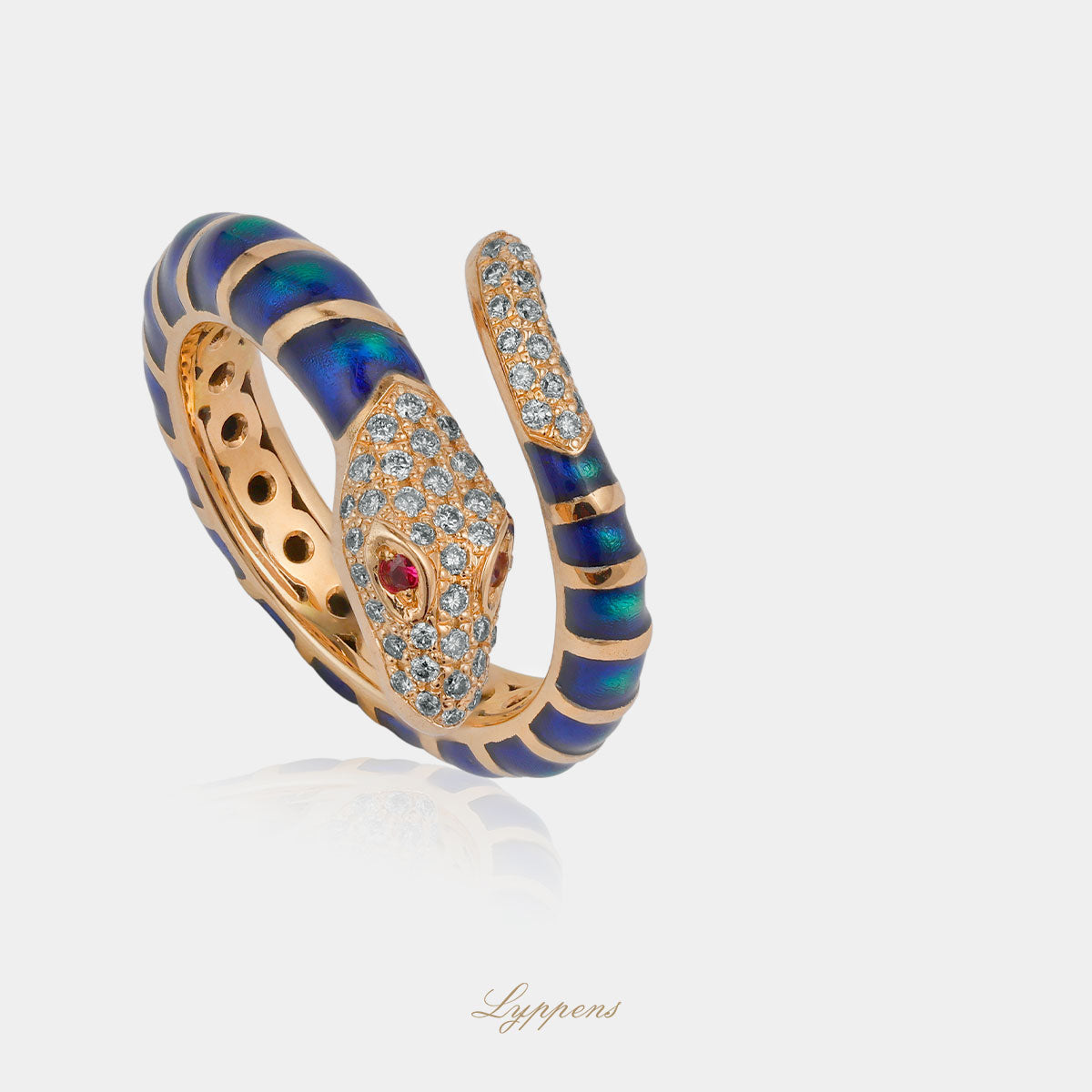 Roségouden slang vormige ring gezet met robijn en briljant geslepen diamant en gedecoreerd met blauwe emaille.