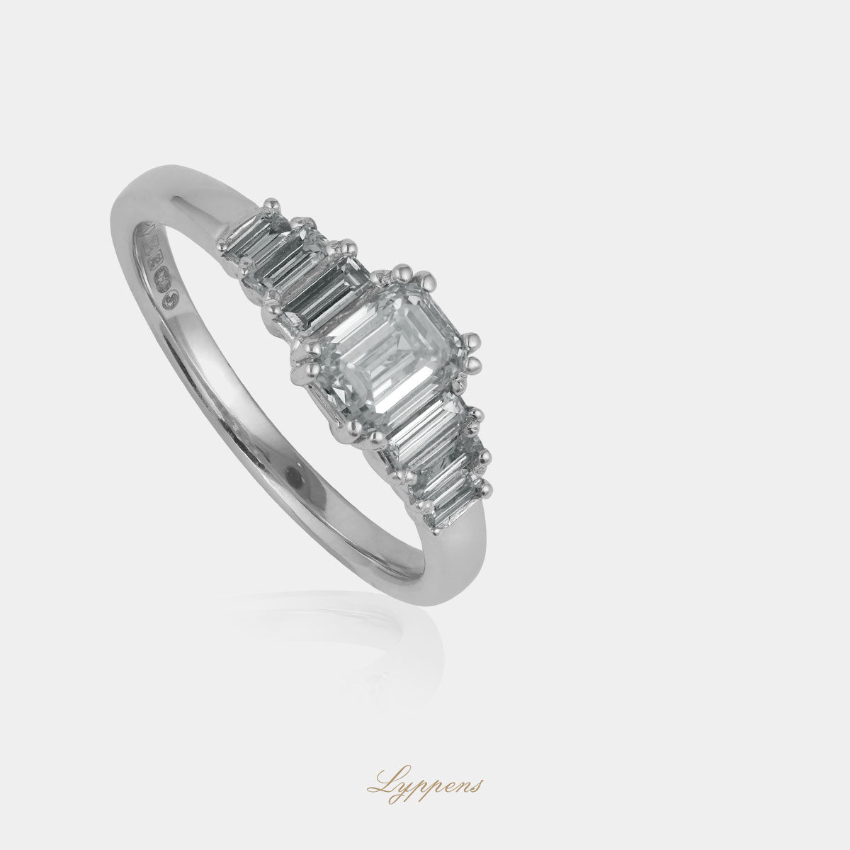 Witgouden verlovings ring gezet met smaragd geslepen diamant in verschillende groottes.