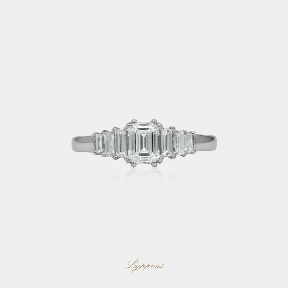 Witgouden verlovings ring gezet met smaragd geslepen diamant in verschillende groottes.