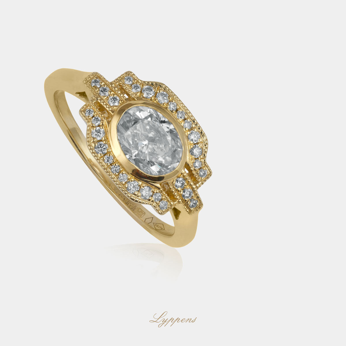 Geelgouden art deco stijl ring gezet met een ovaal gefaceteerde diamant en briljant geslepen diamant.