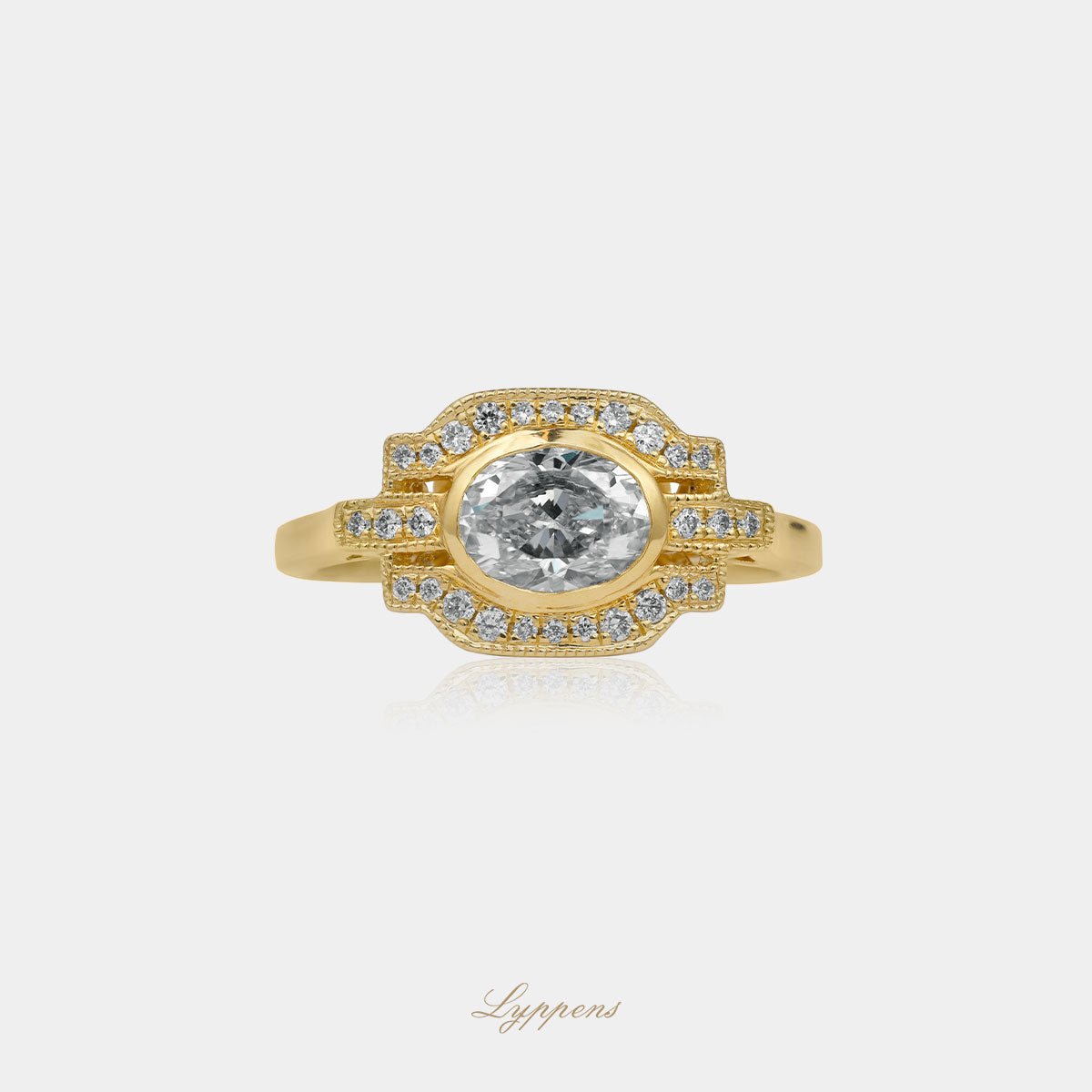 Geelgouden art deco stijl ring gezet met een ovaal gefaceteerde diamant en briljant geslepen diamant.