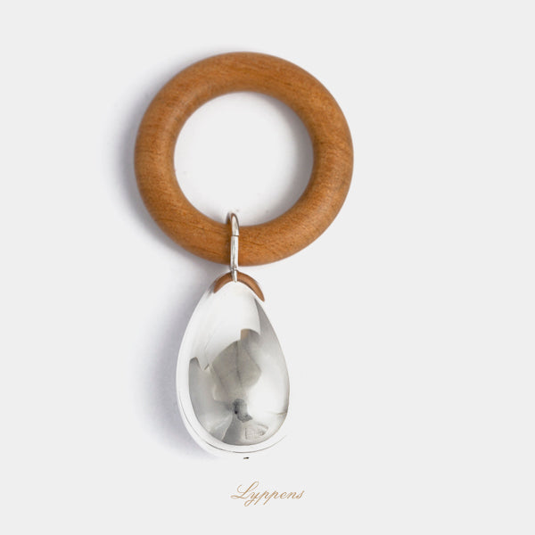 Eerste gehalte zilveren rammelaar in de vorm van een ei.