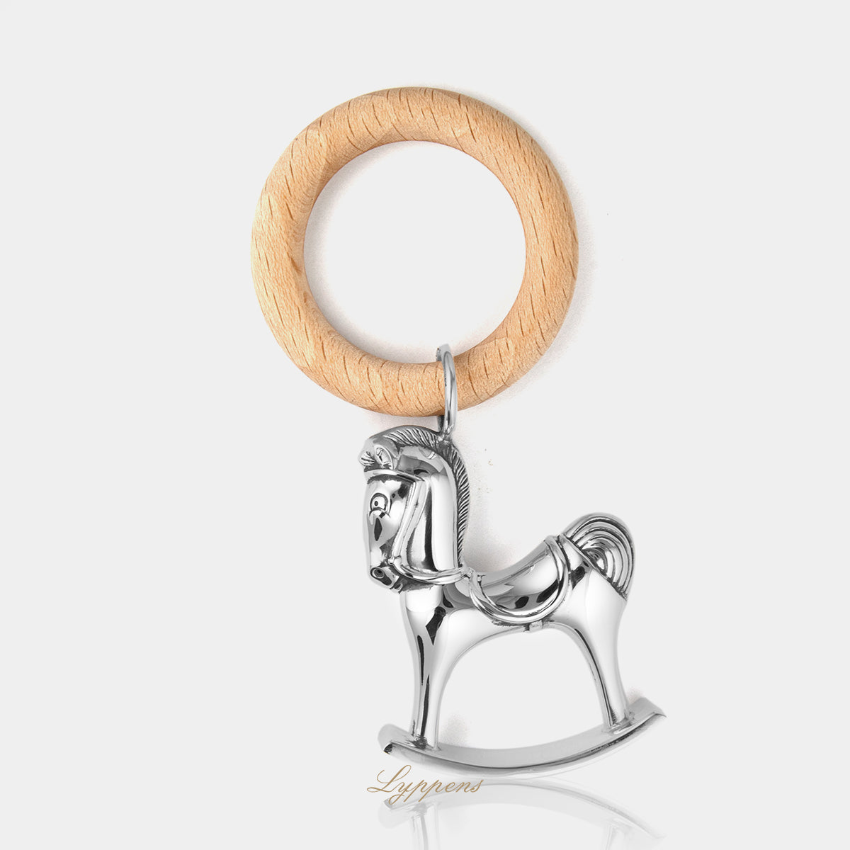 Eerste gehalte zilveren rammelaar in de vorm van een hobbelpaard.