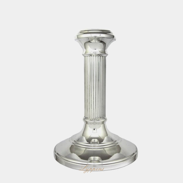 Eerste gehalte zilveren kandelaar gedecoreerd met ribbels.