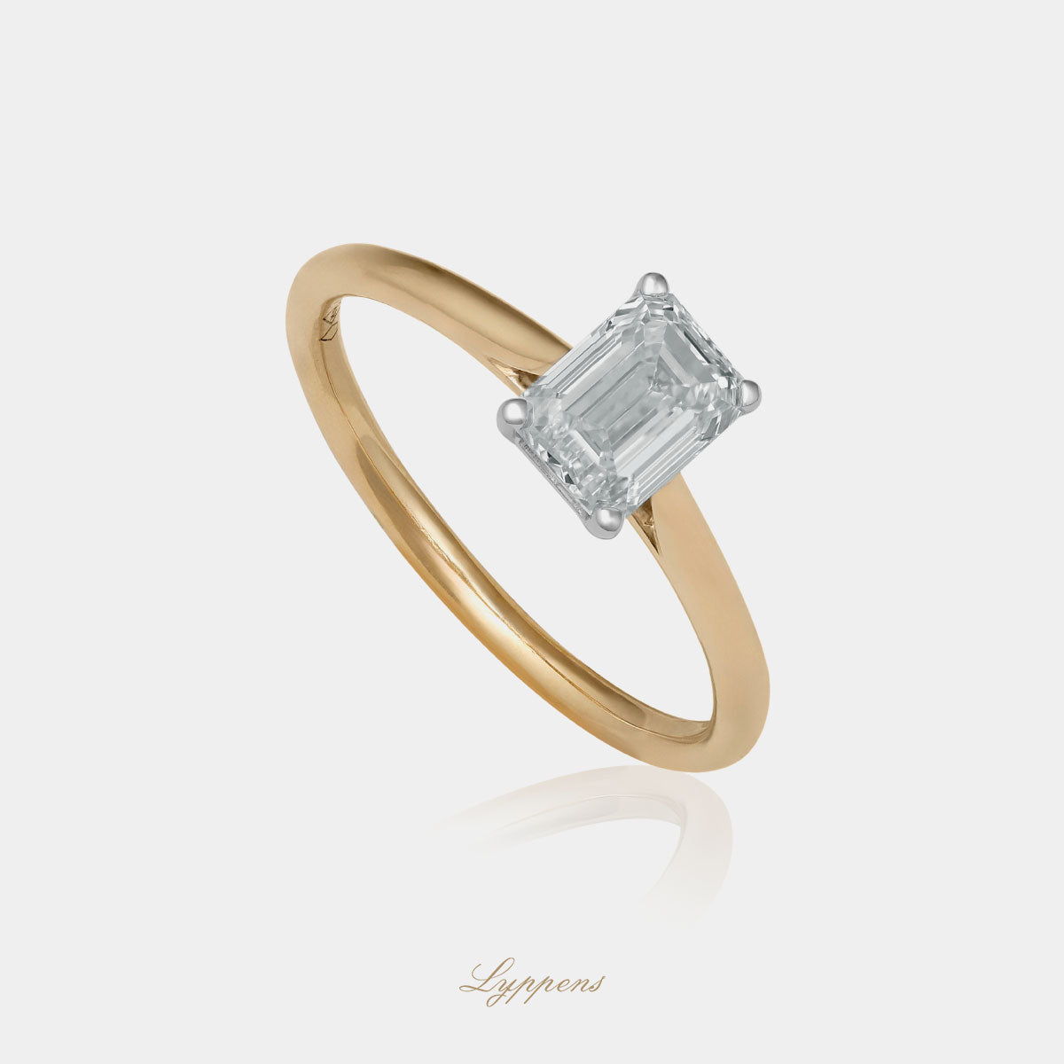 Geel- met witgouden solitair verlovingsring, deze ring is in het midden gezet met emerald geslepen diamant.