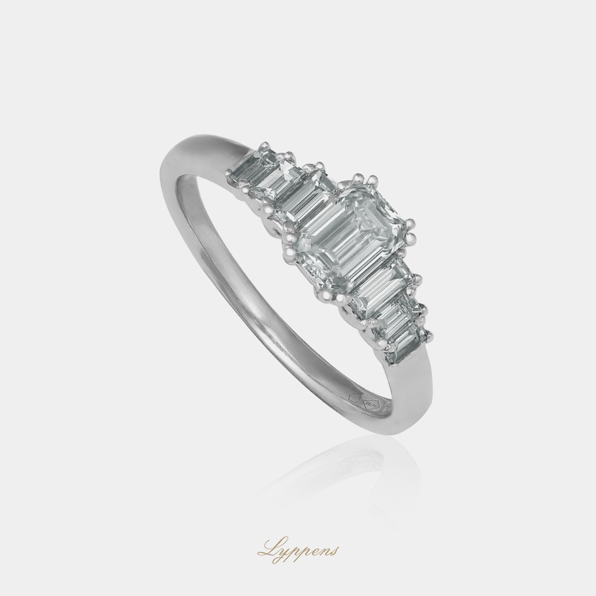 Witgouden verlovingsring, deze ring is gezet met emerald en baguette geslepen diamant.