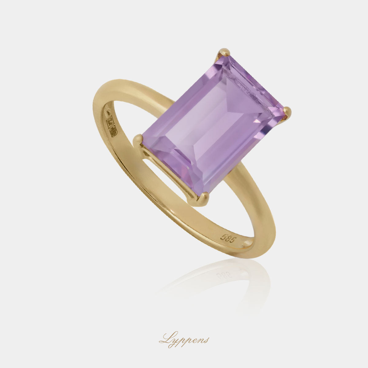 Yellow gold ring with amethyst