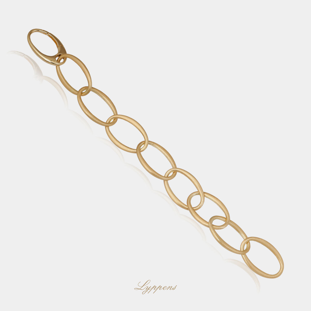 Geelgouden fantasie schakelarmband, opgebouwd uit gouden ovale schakels.