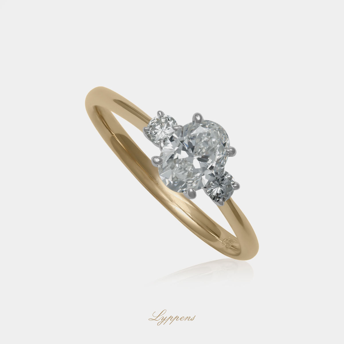 Exclusieve 18kt geel-witgouden verlovingsring met ovaal geslepen diamant en briljanten zijstenen