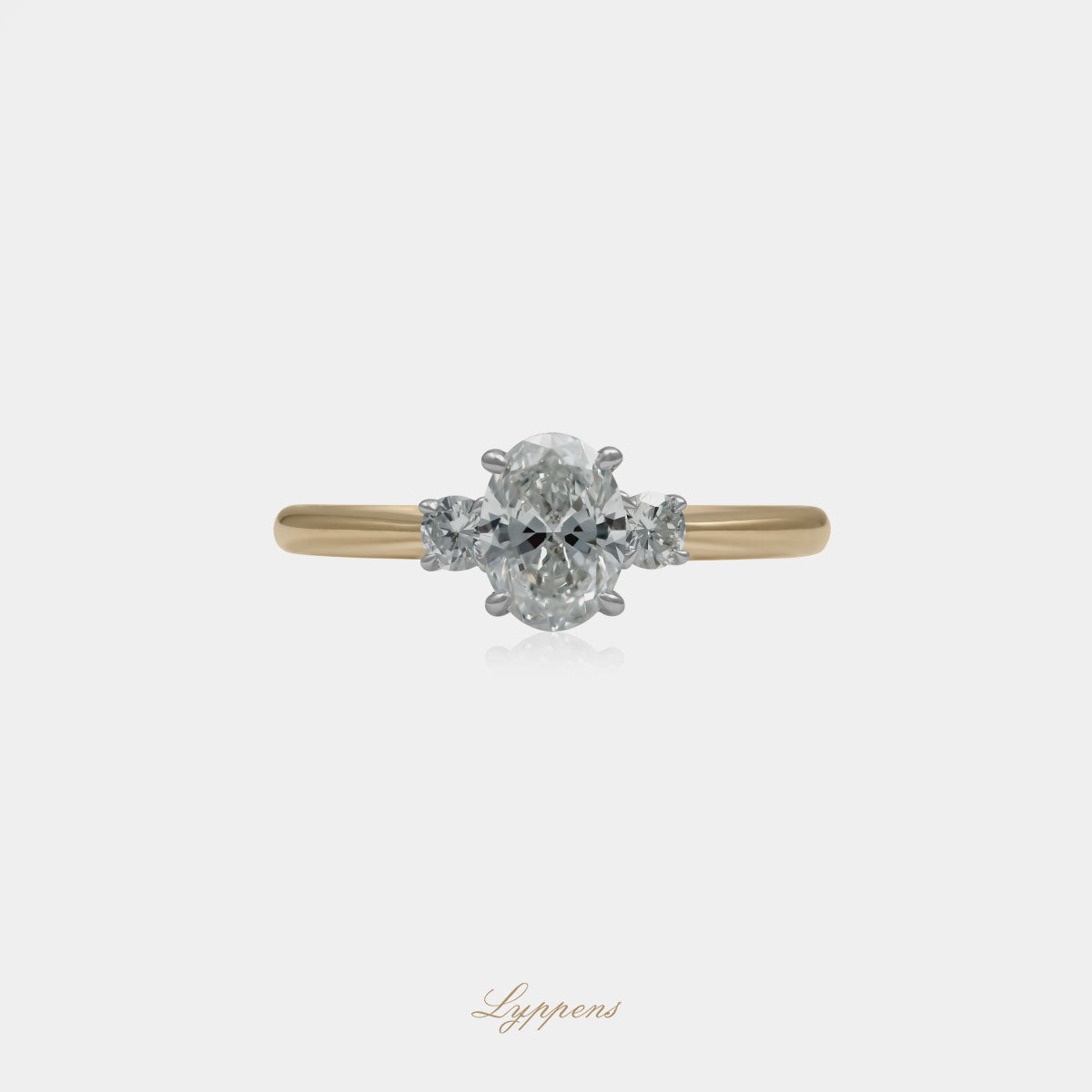 18kt geel-witgouden ring met 0.66ct ovaal geslepen GIA diamant en 0.14ct briljant geslepen diamanten