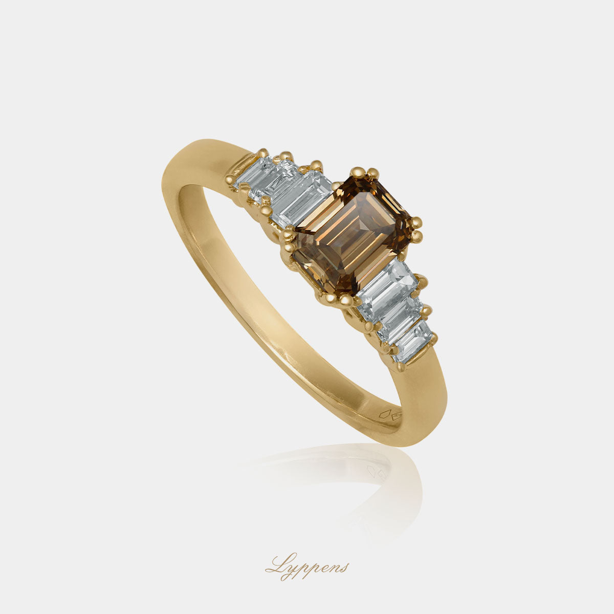 Geelgouden verlovingsring, deze ring is in het midden gezet met emerald geslepen bruine diamant en baguette geslepen diamant