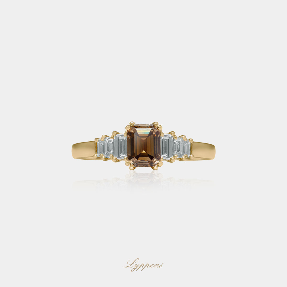 Geelgouden verlovingsring, deze ring is in het midden gezet met emerald geslepen bruine diamant en baguette geslepen diamant
