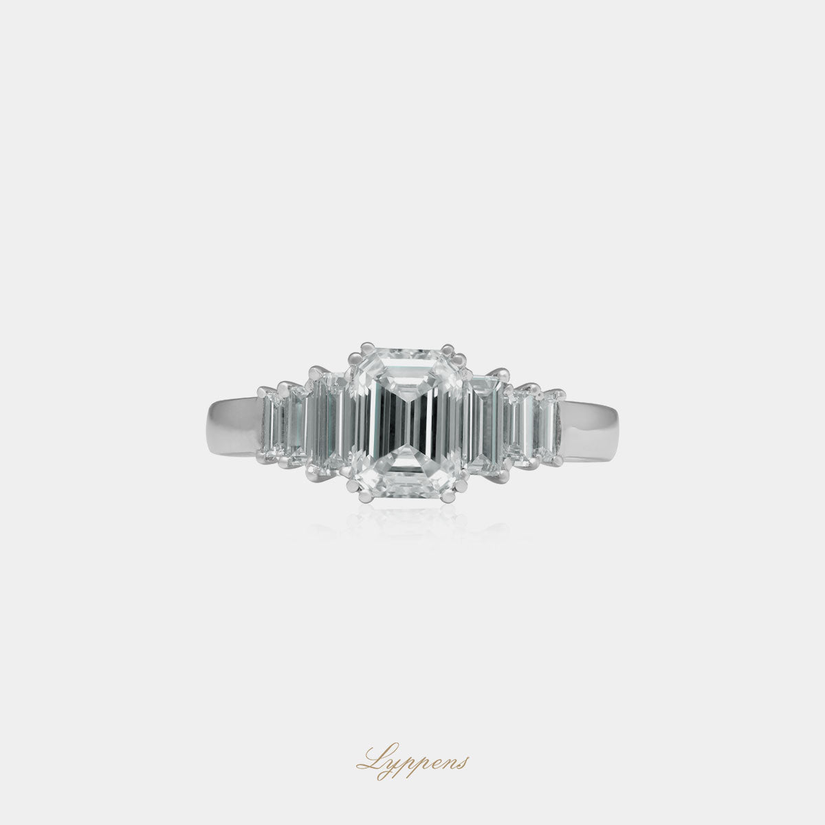 Witgouden verlovingsring, deze ring is gezet met emerald en baguette geslepen diamant.