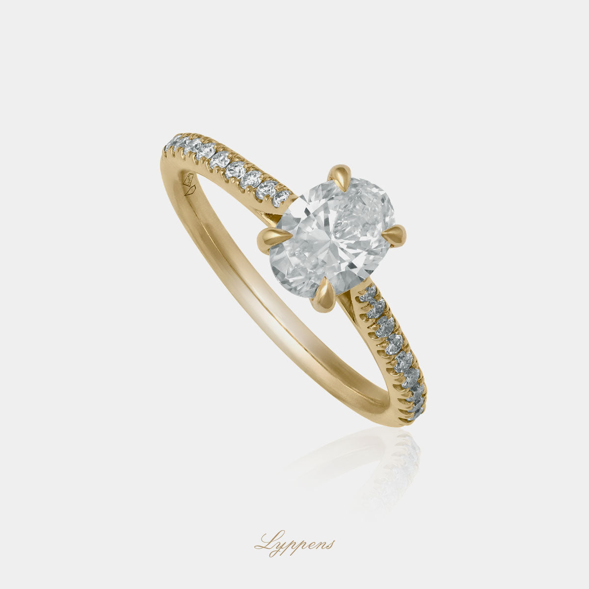 Staande geelgouden verlovings ring in het midden gezet met een ovaal geslepen diamant en op de scheen pave gezet met briljant geslepen diamant.