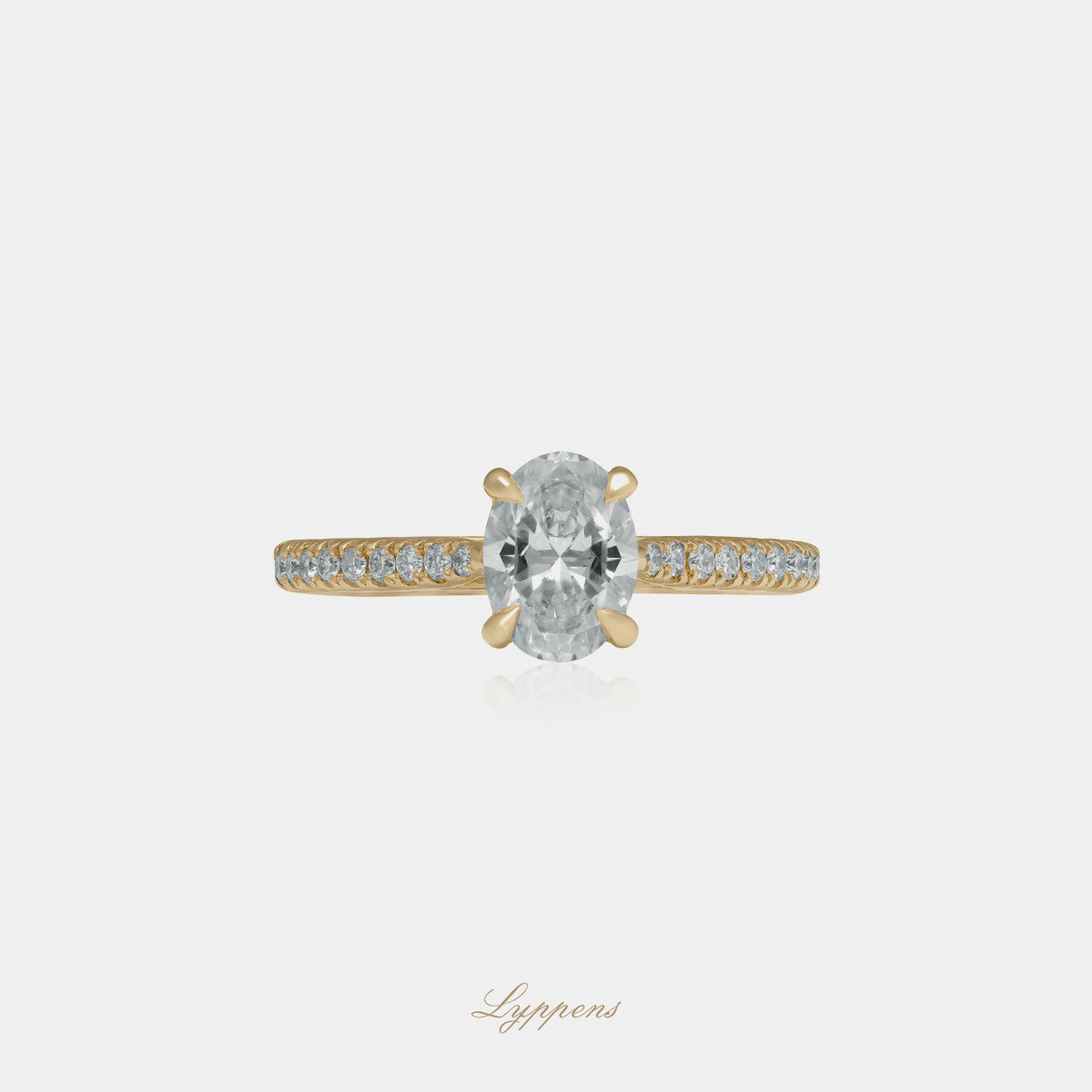 Geelgouden verlovings ring in het midden gezet met een ovaal geslepen diamant en op de scheen pave gezet met briljant geslepen diamant.