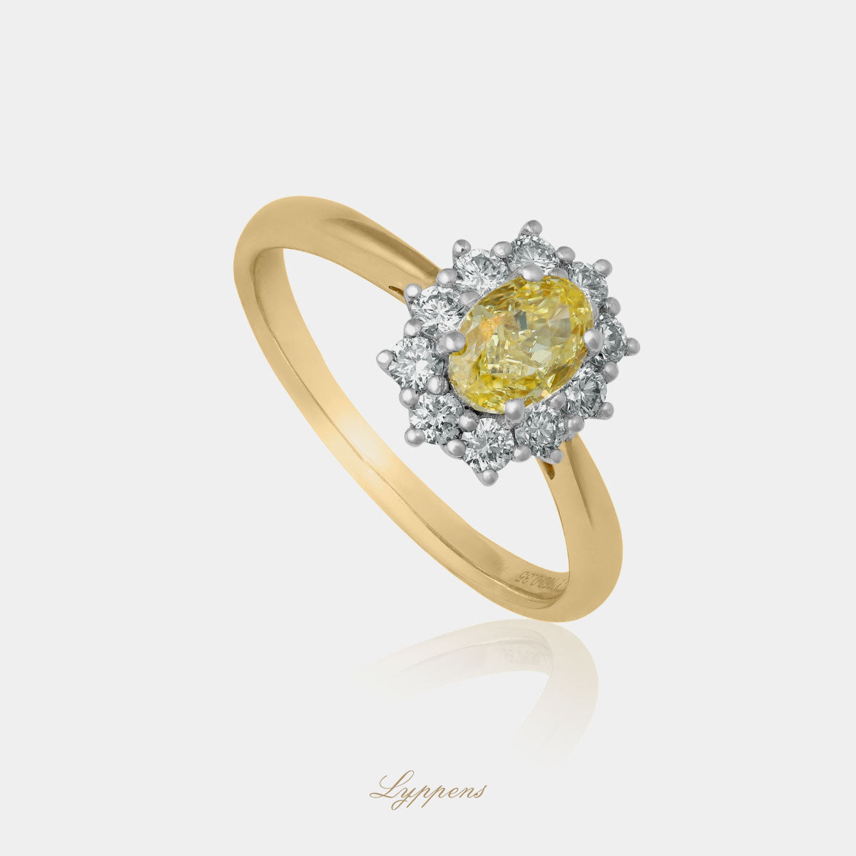 Geel- met witgouden entourage verlovingsring, deze ring is gezet met ovaal geslepen gele diamant en briljant geslepen diamant.