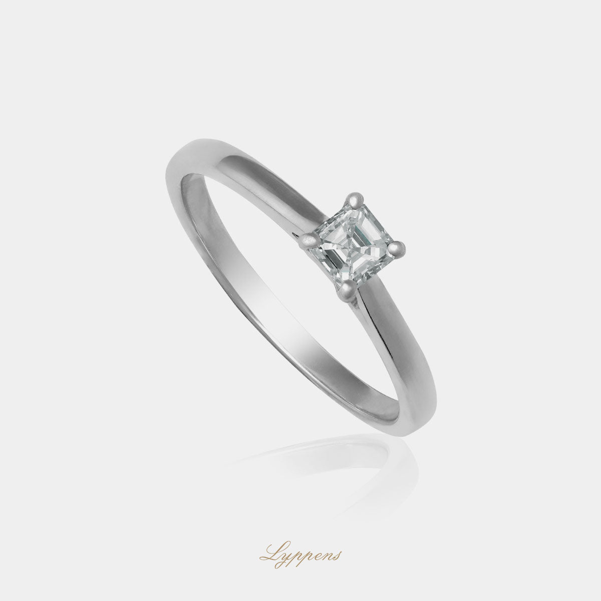 Staande witgouden solitair verlovings ring in het midden gezet met asscher geslepen diamant.