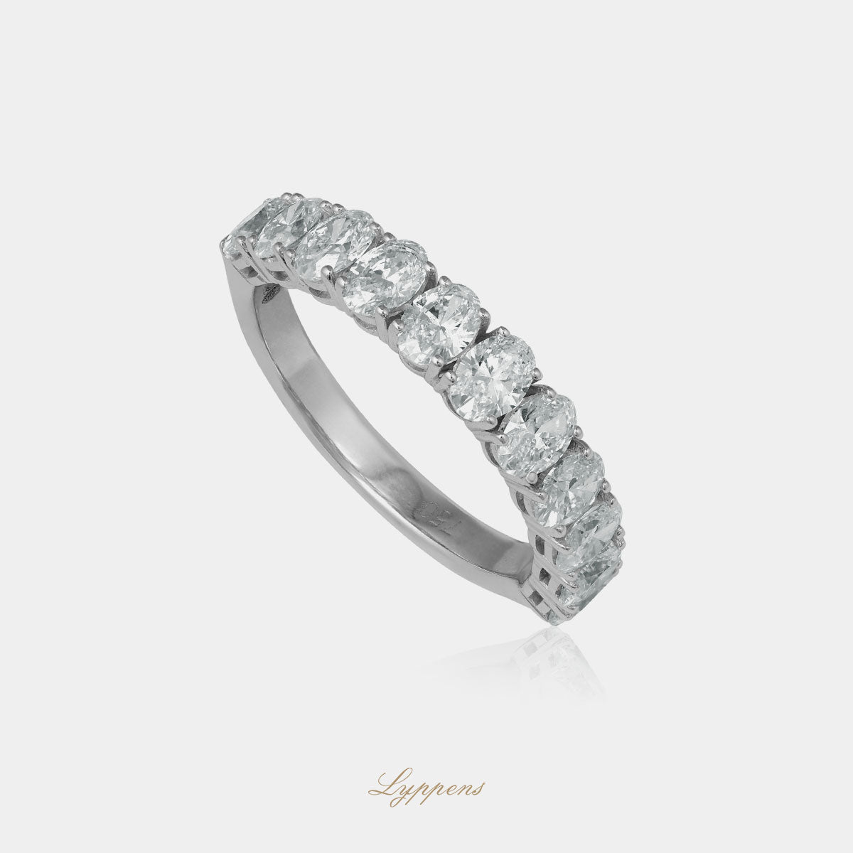 Staande witgouden rijring met ovaal geslepen diamant, deze ring kan ook als trouwring gedragen worden.