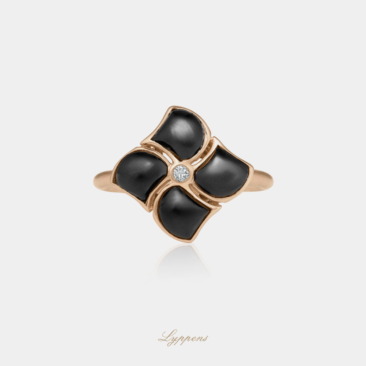 Roségouden ring in het midden gezet met briljant geslepen diamant en rond om gezet met onyx.