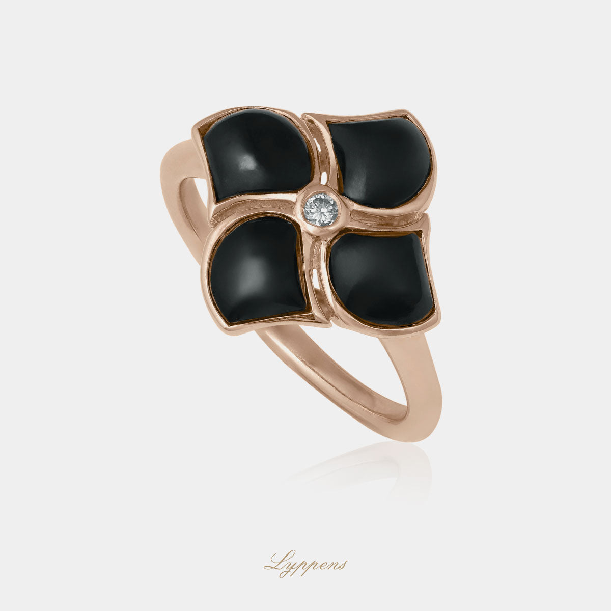 Roségouden ring in het midden gezet met briljant geslepen diamant en rond om gezet met onyx.