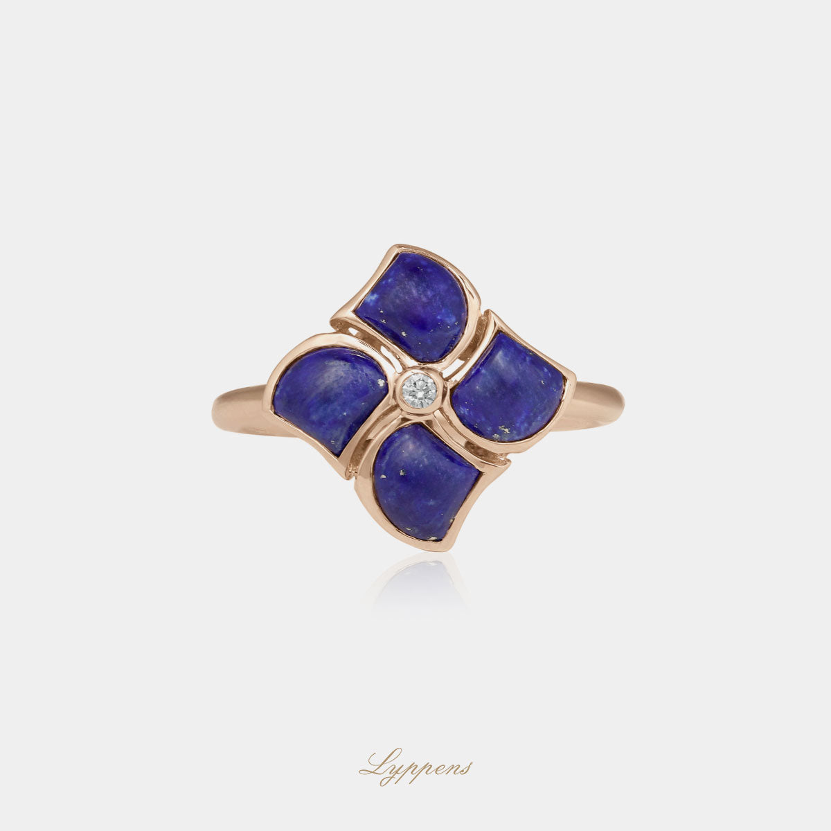 Roségouden ring in het midden gezet met briljant geslepen diamant en rondom gezet met lapis lazuli.