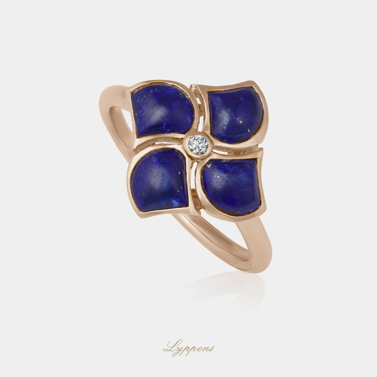 Roségouden ring in het midden gezet met briljant geslepen diamant en rondom gezet met lapis lazuli.