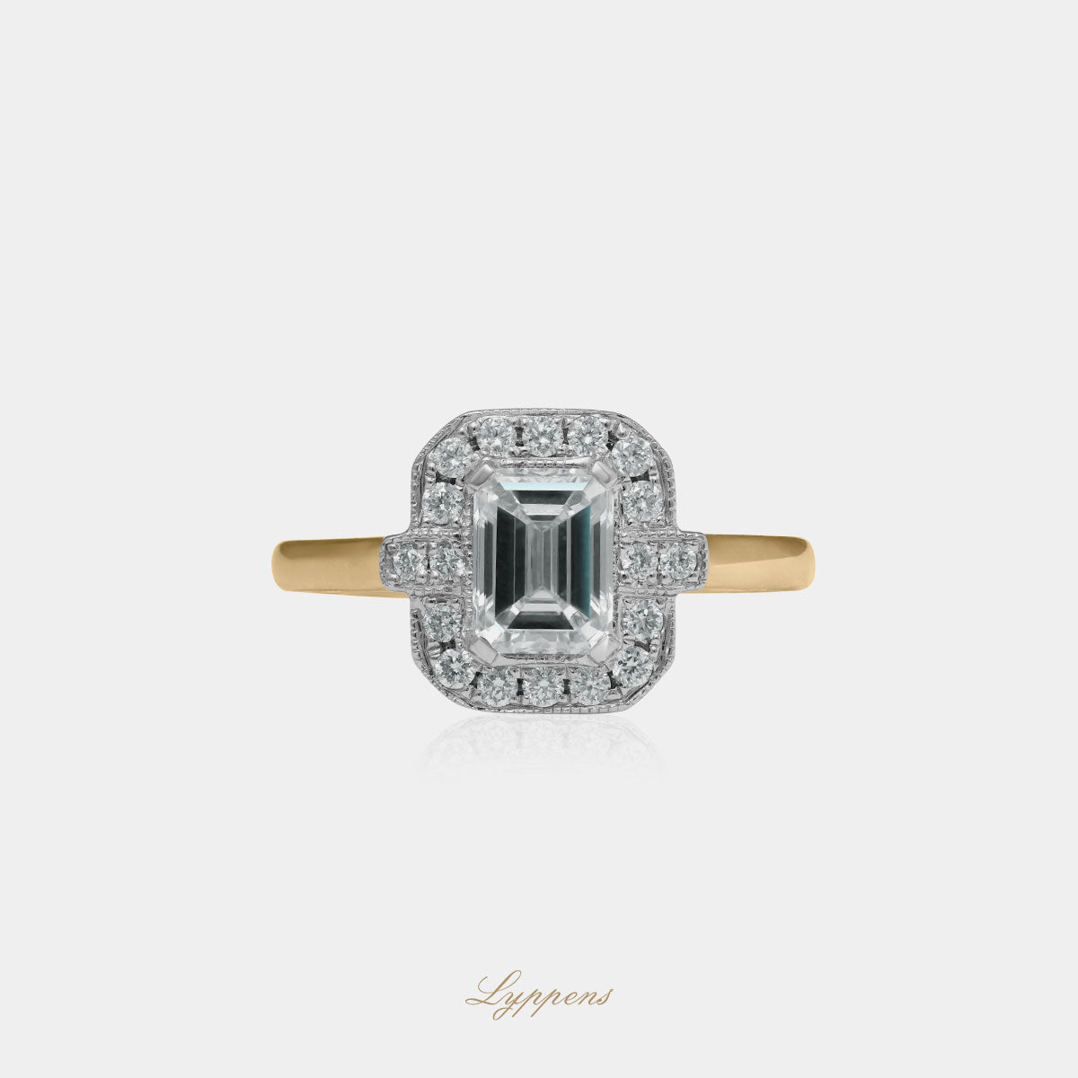 Geel- met witgouden verlovingsring, deze ring is gezet met emerald en briljant geslepen diamant.