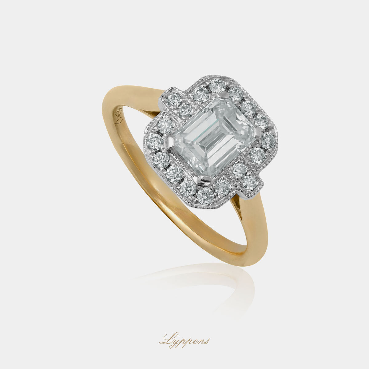 Geel- met witgouden verlovingsring, deze ring is gezet met emerald en briljant geslepen diamant.