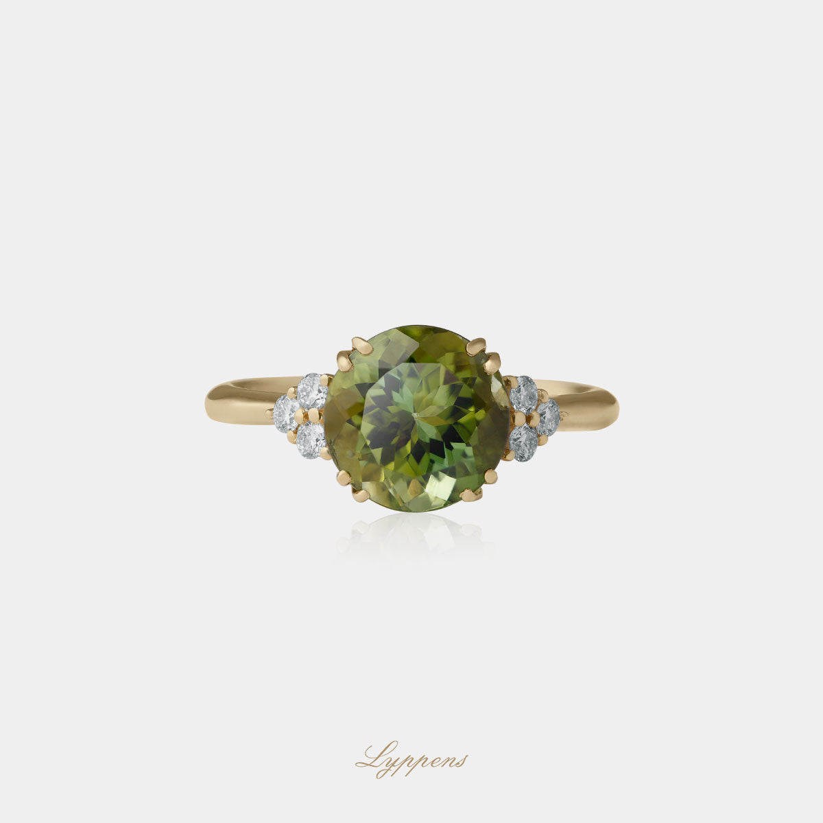 18kt geelgouden ring in het midden gezet met een groene toermalijn en geflankeerd door briljant geslepen diamant.