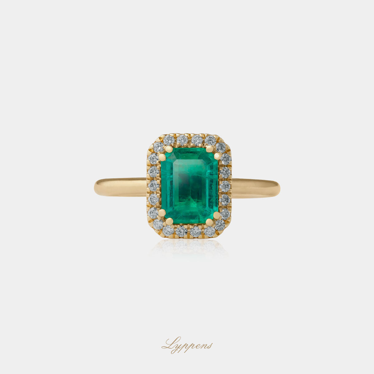 18kt geelgouden entourage ring in het midden gezet met een emerald geslepen smaragd en geflankeerd door briljant geslepen diamant.