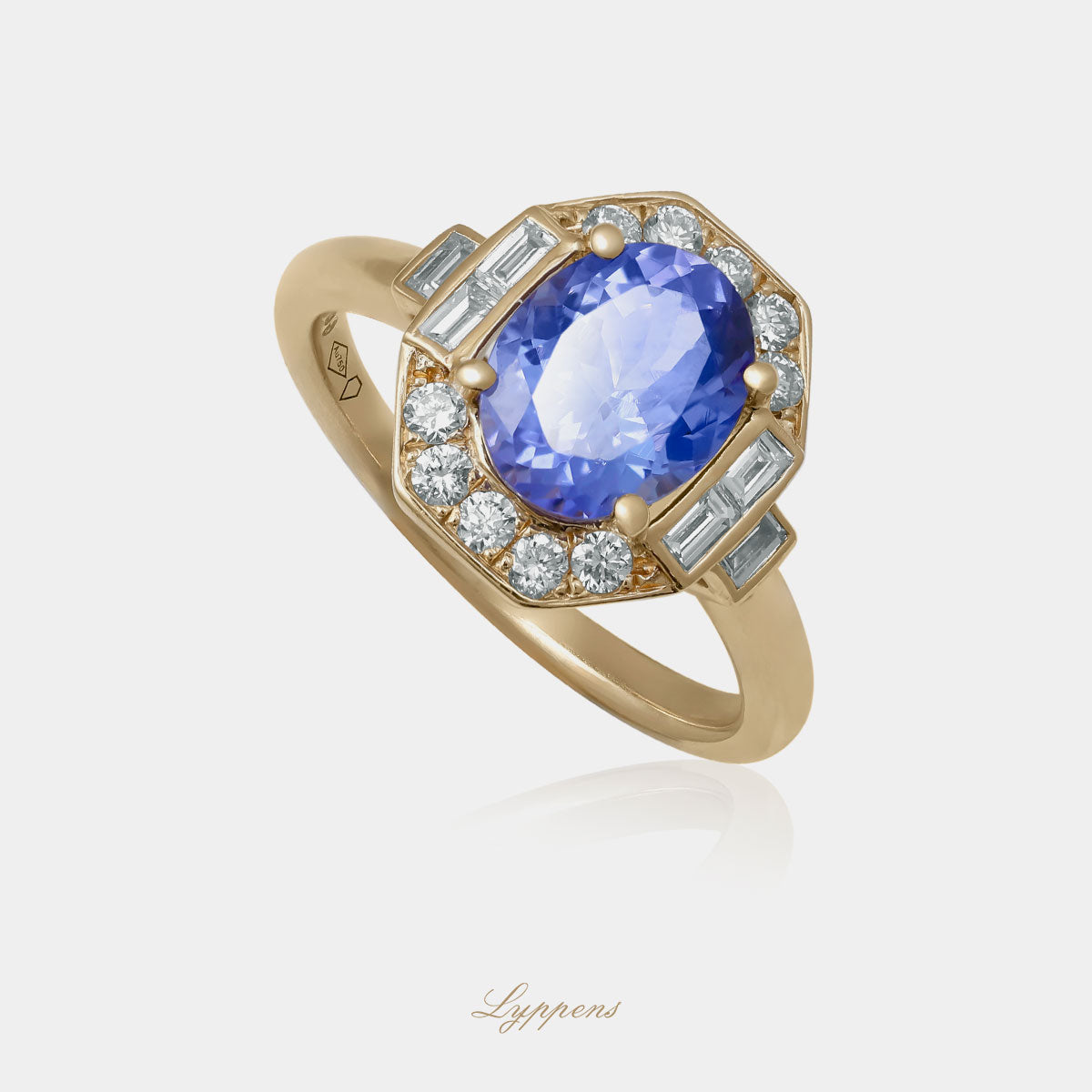 Geelgouden entourage ring, deze verlovings ring is gezet met tanzaniet in een entourage van diamant.