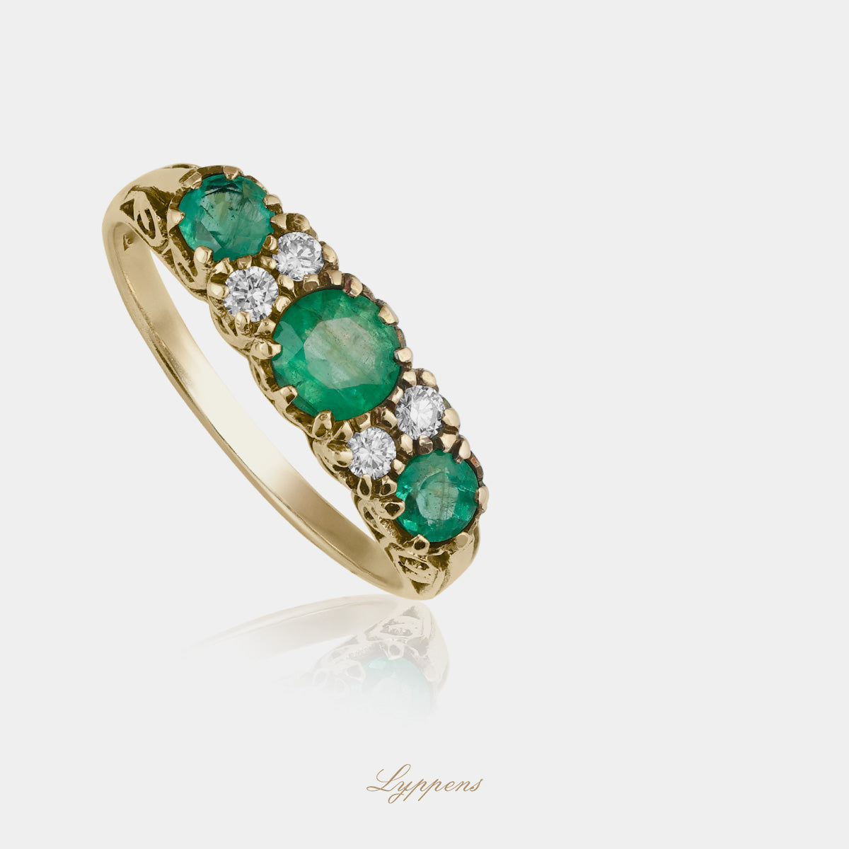 Geelgouden vintage stijl rijring gezet met rond geslepen smaragd en briljant geslepen diamant.