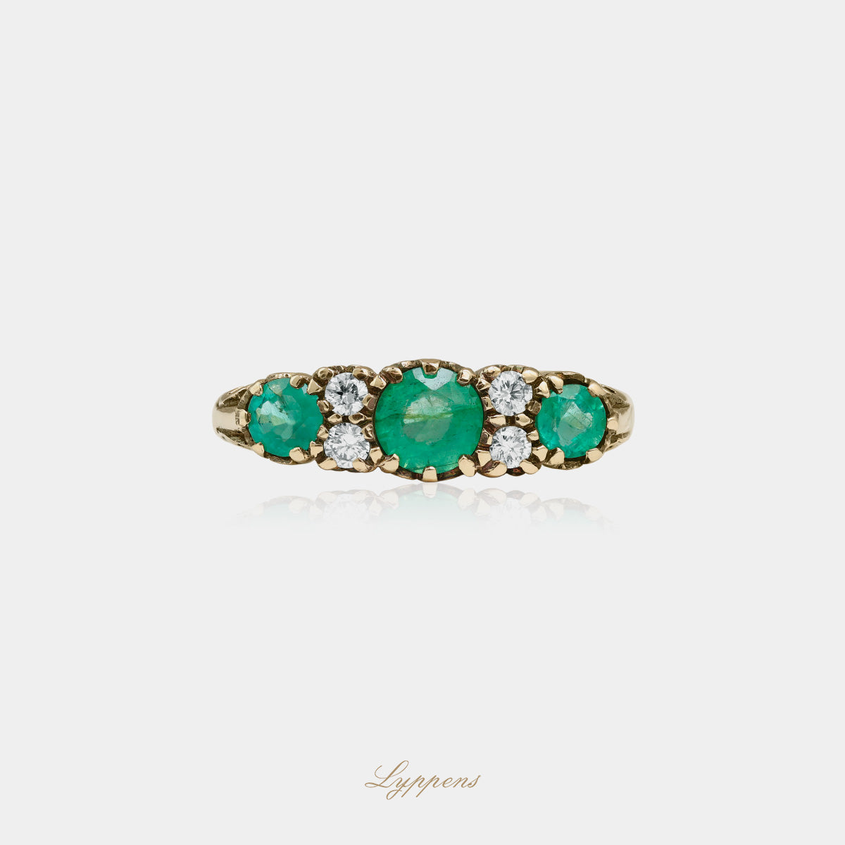 Geelgouden vintage stijl rijring gezet met rond geslepen smaragd en briljant geslepen diamant.