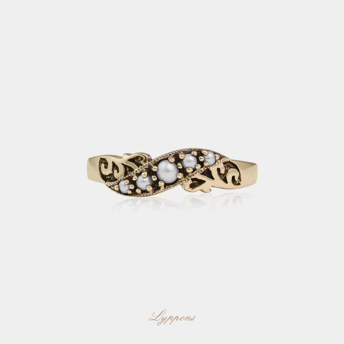 Yellow gold ring with pearls