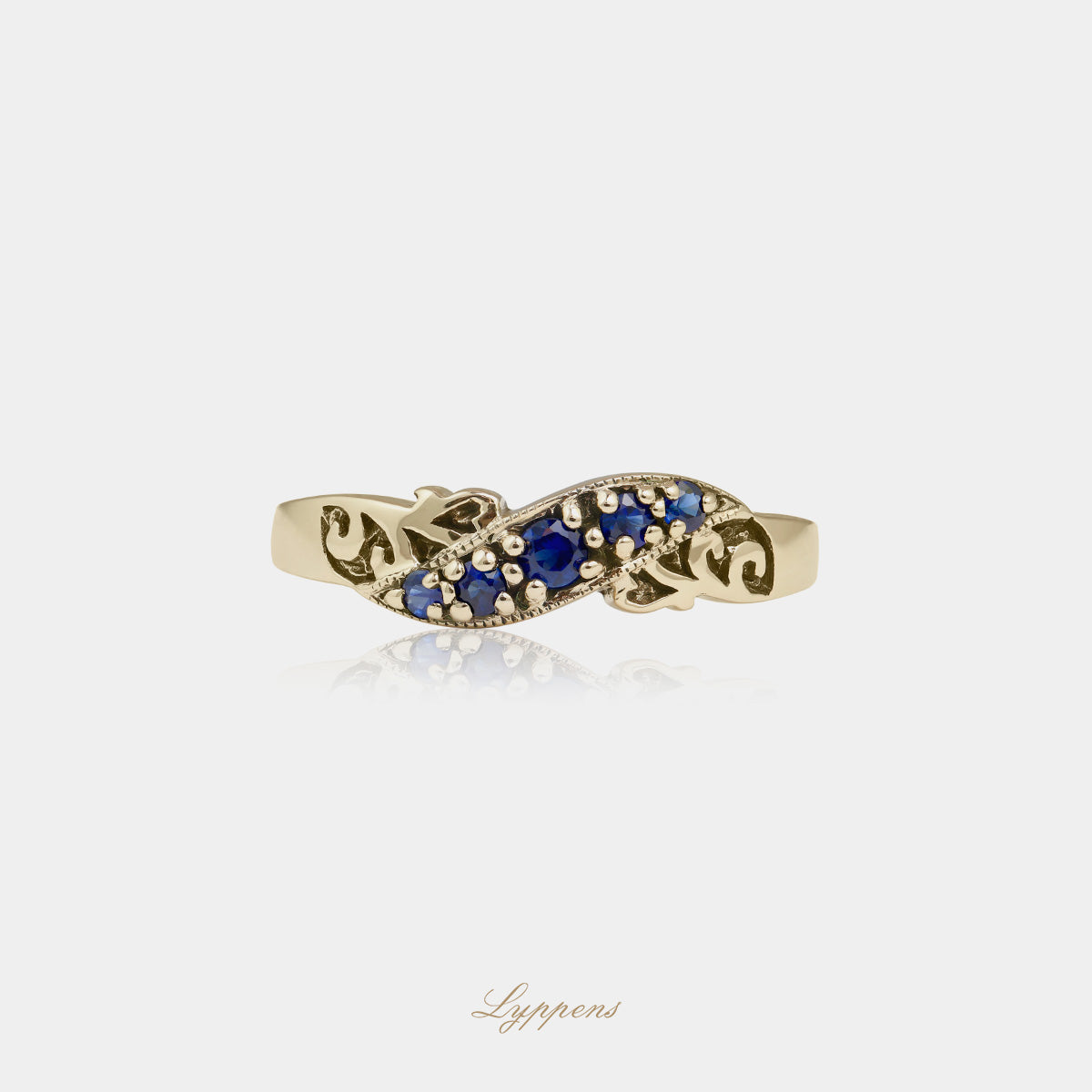 Yellow gold ring with sapphire