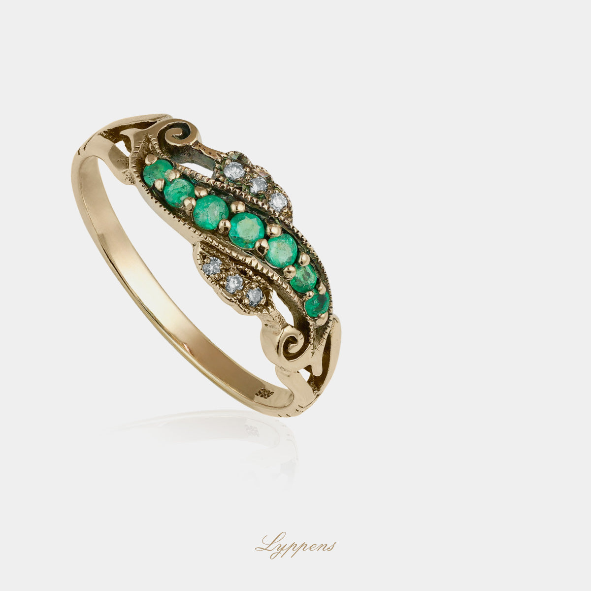 Yellow gold ring with emerald and diamonds