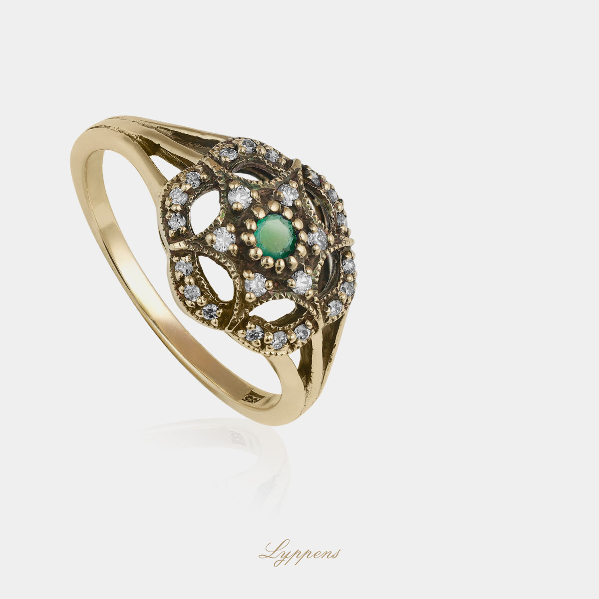 Geelgouden vintage stijl ring in het midden gezet met smaragd en omringd door briljant geslepen diamant.