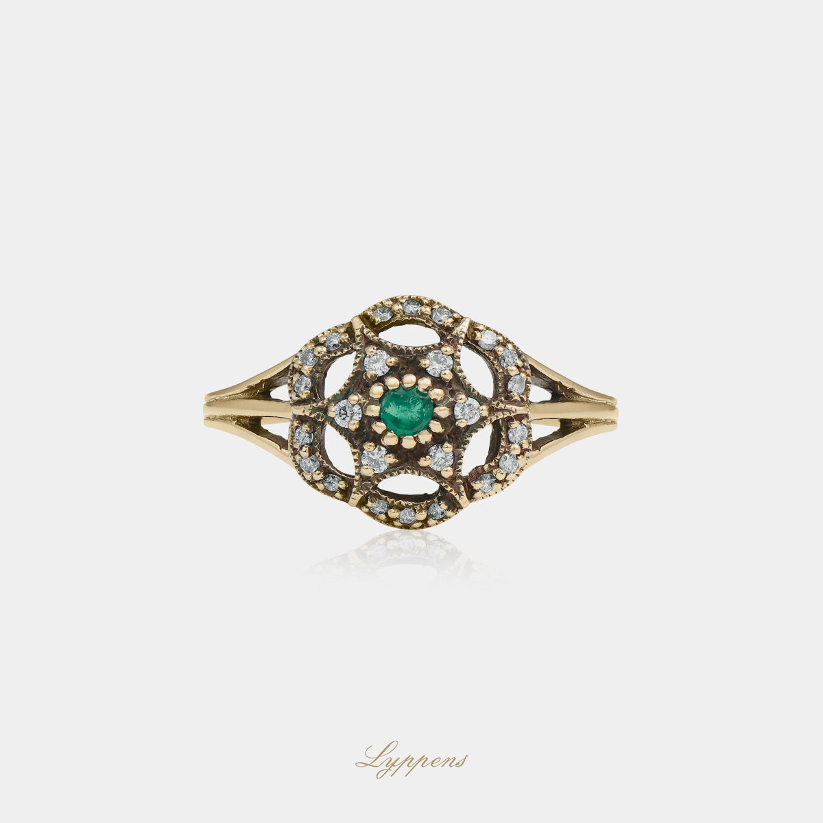 Geelgouden vintage stijl ring in het midden gezet met smaragd en omringd door briljant geslepen diamant.