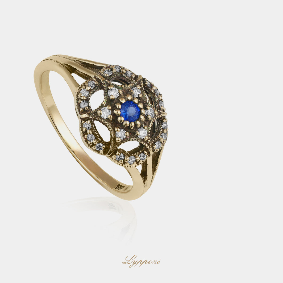 Geelgouden vintage stijl ring in het midden gezet met saffier en omringd door briljant geslepen diamant.